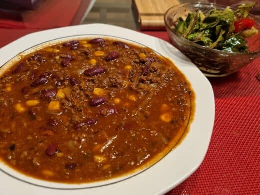 Aufgewärmtes Chili mit Salat