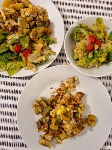 Maultaschen mit Salat auf dem Teller für die Frau, für mich den Salat separat