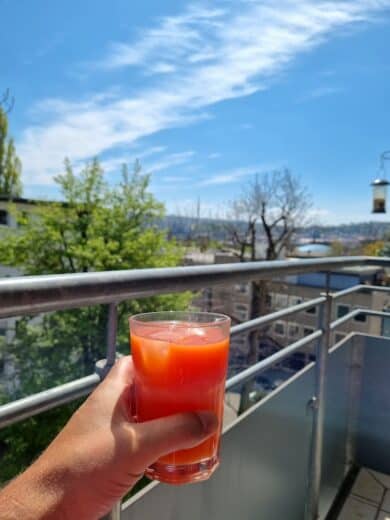 Balkonzeit mit einem Campari-Orange genießen