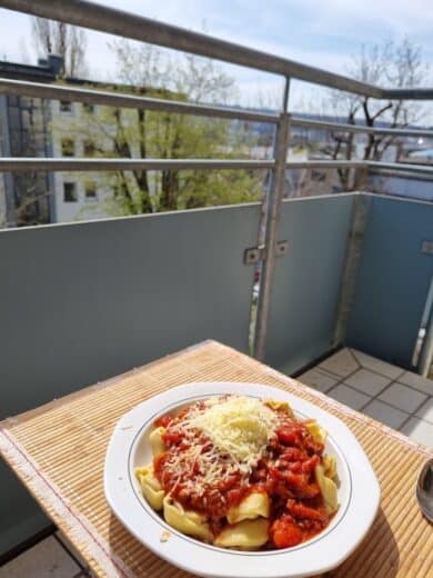 Pasta mit Restesosse auf dem Balkon