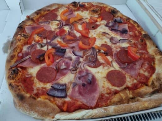 Pizza Prosciutto mit scharfer Salami, Paprika und Zwiebeln 