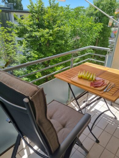 Mein Balkon mit neuem Stuhl mit hoher Lehne, Balkontisch mit Melone und Schinken drauf