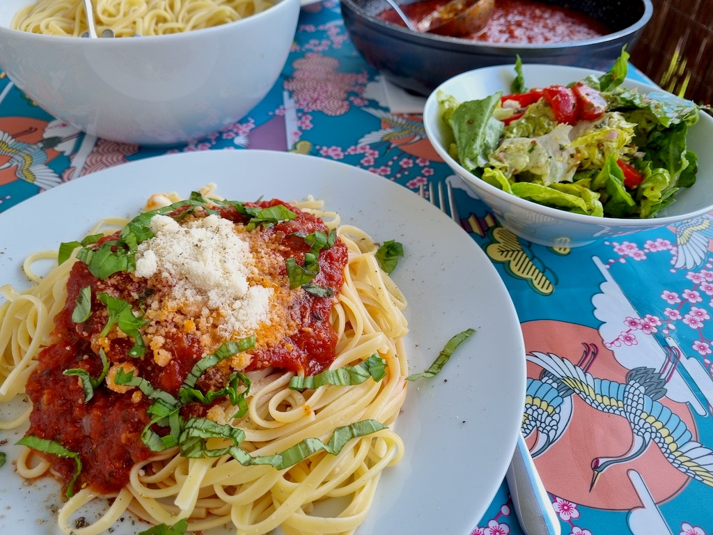 Linguine mit Tomatensoße, Parmesan und gemischten Salat dazu