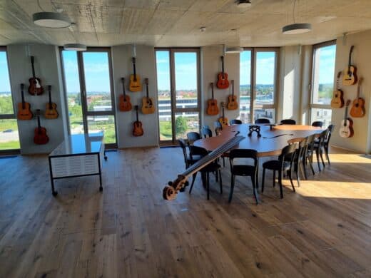 Das faszinierende Gitarrenzimmer im Neubau der SDK in Fellbach