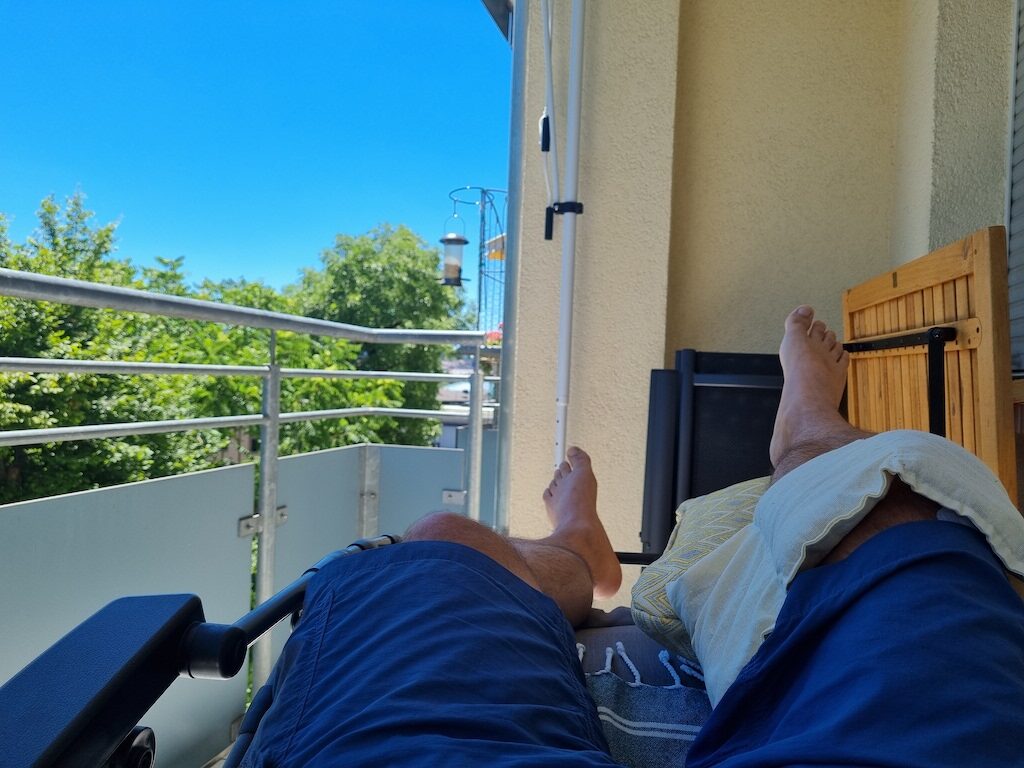 Knie hoch legen und kühlen auf dem Balkon