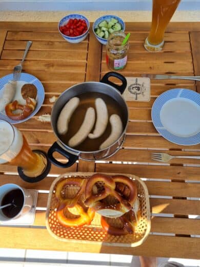 Weißwurstfrühstück auf meinem Balkon: Topf mit Weißwürsten, Brezeln, ..
