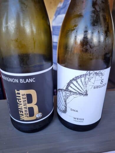 Sauvignon Blanc und ein Weißweincuvee (Flaschen)