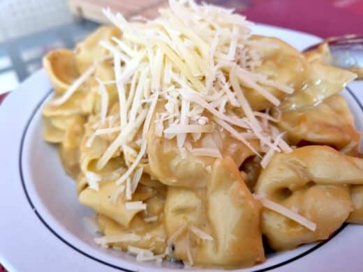 Käsetortelloni mit Käsesoße. Natürlich mit Käse drüber