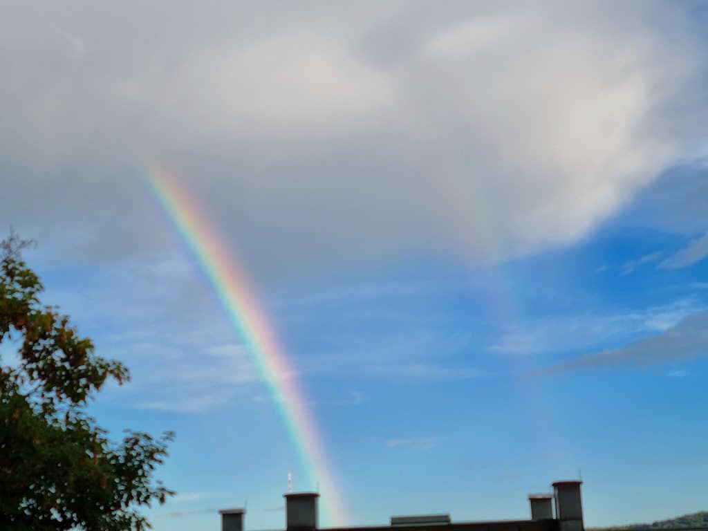Regenbogen (mit etwas hoch gezogenen FArben, da auf dem Bild weniger zu sehen war als mit den Augen am Himmel ;))