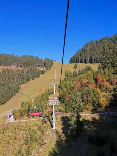 Herbstlich bunte Bäume bei der Auffahrt zur Heiterwanger Hochalm mit der Sesselbahn