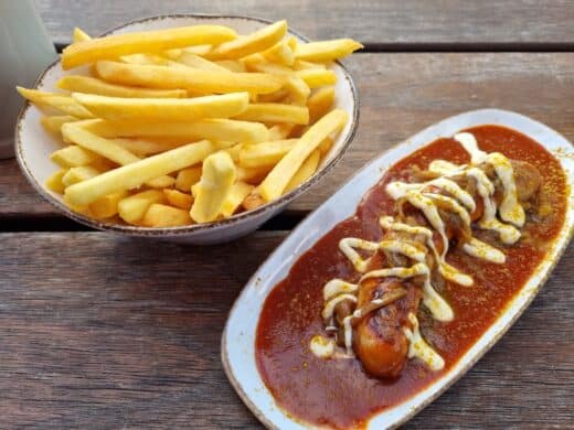 Currywurst mit Pommes im Tobis