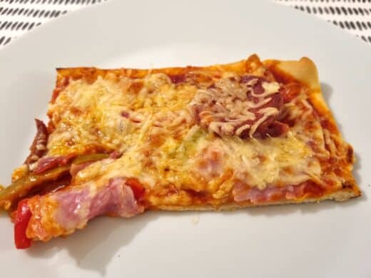 Pizza selbst belegt mit Schinken, Sucuk, Paprika, Peperoni, Zwiebeln, Knoblauch und Käse