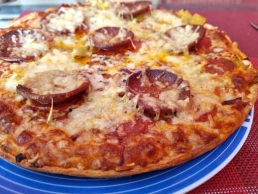 Fertigpizza, aufgepimpt mit Sucuk und Käse
