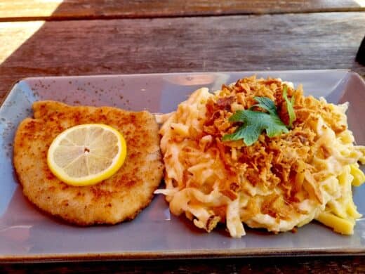 Mittagstisch im Tobis: Allgäuer Schnitzel (paniert) mit Kässpätzle