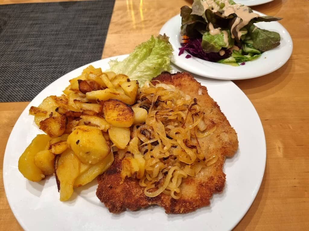 Münchner Schnitzel mit Bratkartoffeln im Kondrauer Hof
