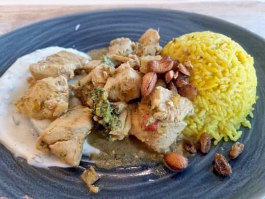 Chicken Tikka mit orientalischen Gewürzen, Rosinen und Butterreise im SDK Betriebsrestaurant