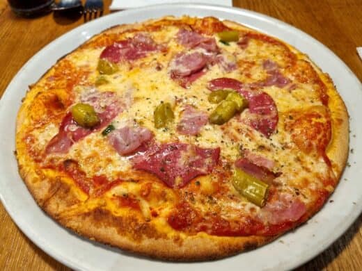 Pizza Aspra (Schinken, Salami, Knoblauch, Peperoni) im Bella Italia Köln