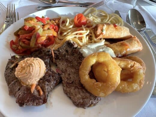 Das "letzte" Abendmahl auf der aROSA Luna am Freitag: Rinderfilet, Calamares, Frühlingsrollen, Paprikagemüse und Pasta