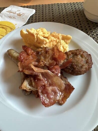 Frühstück im Hotel: Rührei, Speck, Würstchen und Minifrikadelle