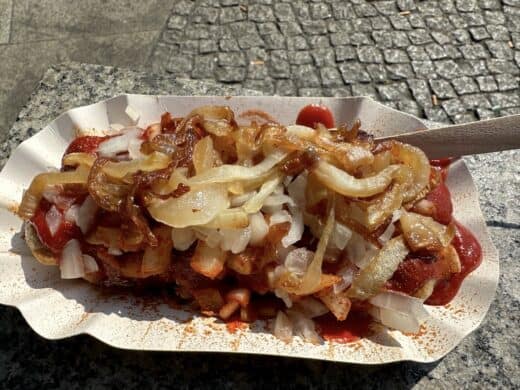 Doppelte Currywurst mit dreierlei Zwiebeln von Curry36 im Berliner Hbf.