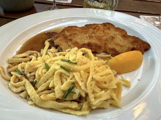 Schweineschnitzel, paniert mit Spätzle und Soße