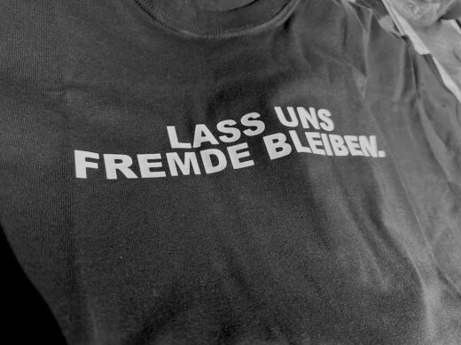 Neues T-Shirt: "Lass uns Fremde bleiben."