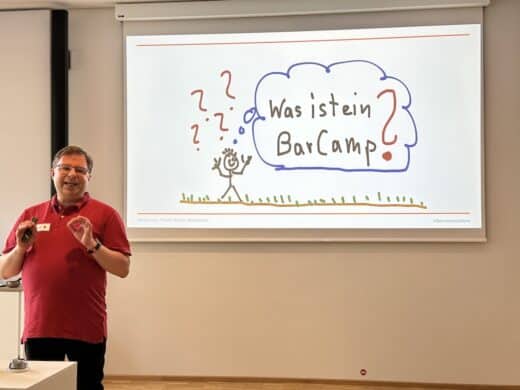 Unser Barcamp Moderator Jan Theofel vor der Zeichnung "Was ist ein Baracmp" von Frank Hamm