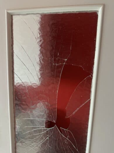 Zerbrochenes Glas der Küchentüre