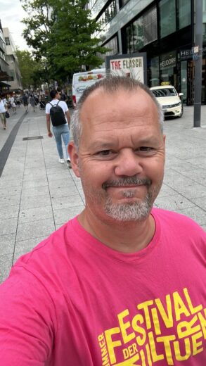 Ich im magentafarbenen T-Shirt des Sommerfestivals der Kulturen auf dem Weg zum Marktplatz Stuttgart