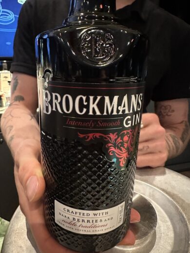Brockman Gin Flasche präsentiert vom Barkeeper