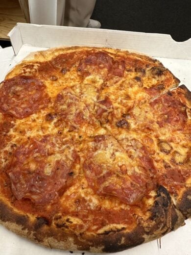 Pizza Diabolo, bei nur die Salami etwas schärfer war, ohne Peperoni und Co.