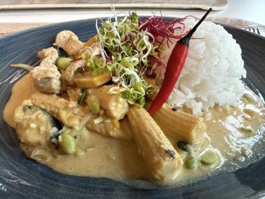 Rotes Hähnchen-Curry mit Maiskölbchen und Reis