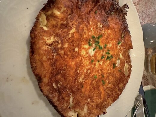 Kässpätzle im Kachelofen Stuttgart - sieht aus wie ein Omelett