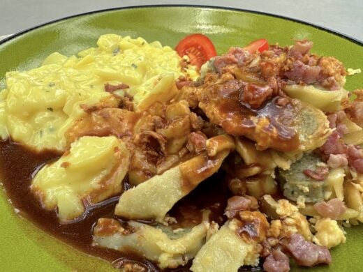 Maultaschen, eine ordentliche Portion mit Speck, Ei und Bratensoße sowie Kartoffelsalat