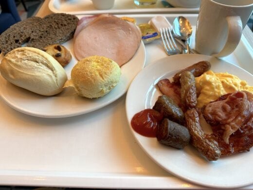 Mein ungesundes Frühstück im Hotel (Rühreimatsche, Speck, Würstchen, Frikandel, Brötchen, Wurst...)