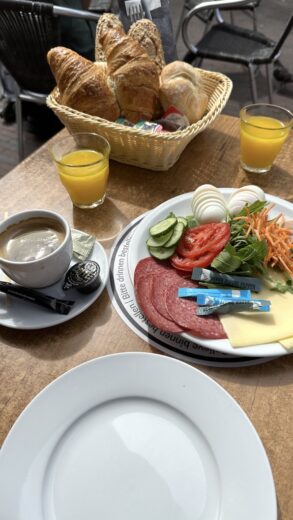 Frühstück in Zandvoort beim Bäcker