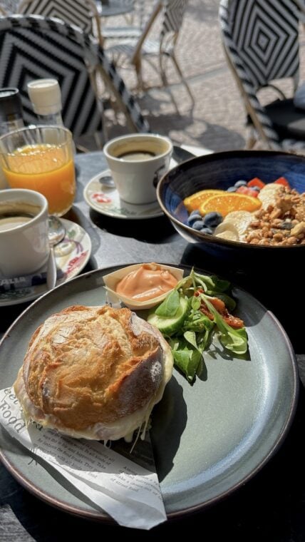Erneutes Frühstück mit Schinken-Käse-Toasti im LE BAR