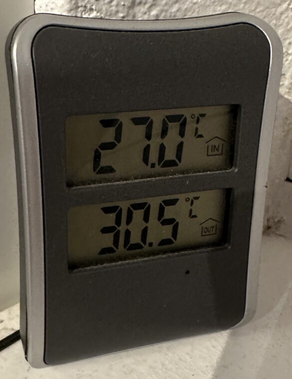 Scheiss heiß in der Wohnung bei 27 Grad :(