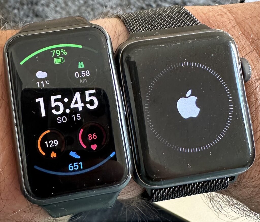 Apple Watch und Huawei Uhr am Handgelenk