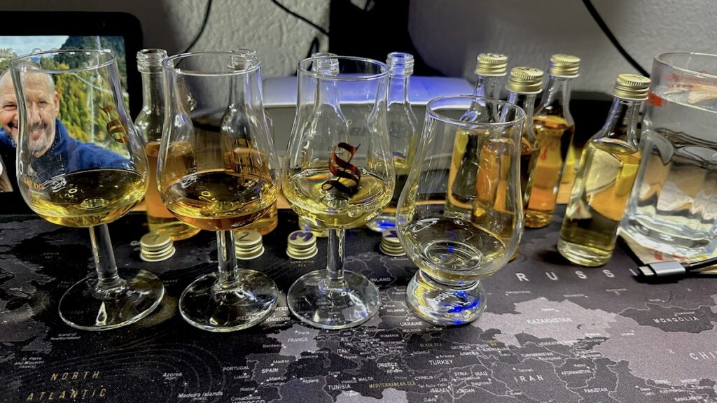 Die erste Hälfte der acht Whiskyproben zum Atmen vorbereitet für das Blindtasting Islay Whiskys