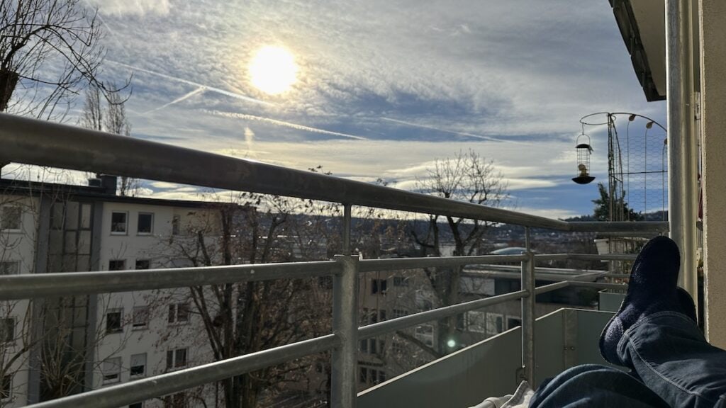 Sonne auf dem Balkon genießen