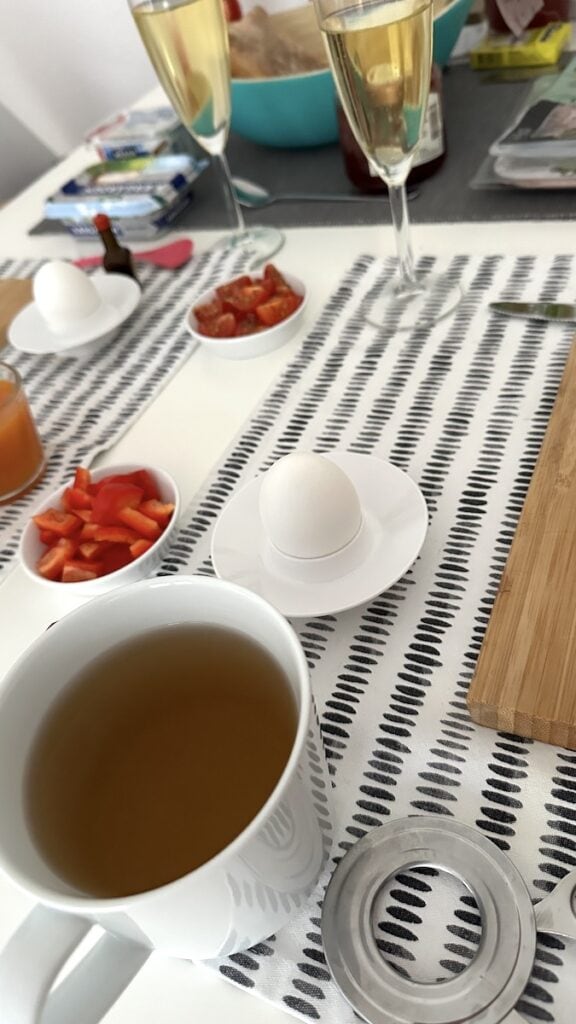 Sektfrühstück mit Ei und Tee