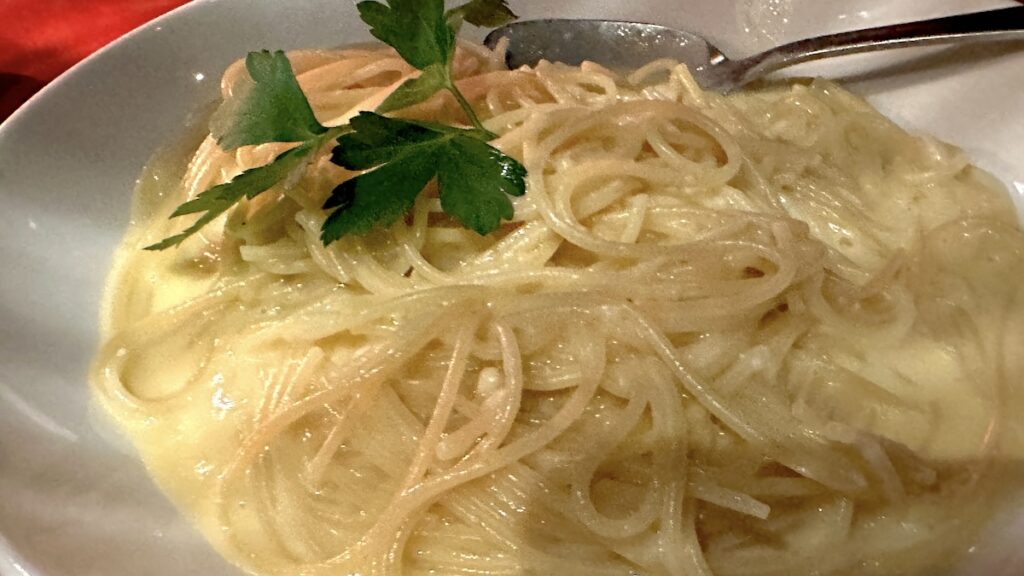 Spaghetti aus dem Parmesanlaib