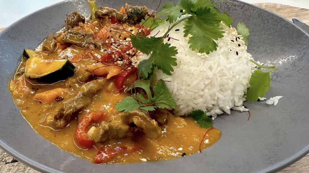 Rotes Curry mit Reis im Betriebsrestaurant