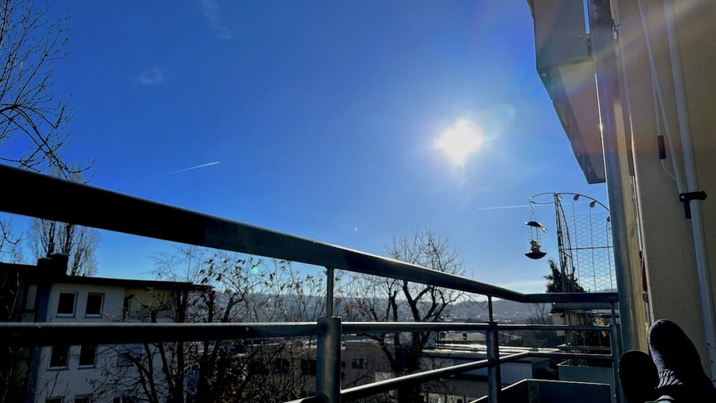 Auf dem Balkon bei herrlichem Sonnenschein und blauem Himmel