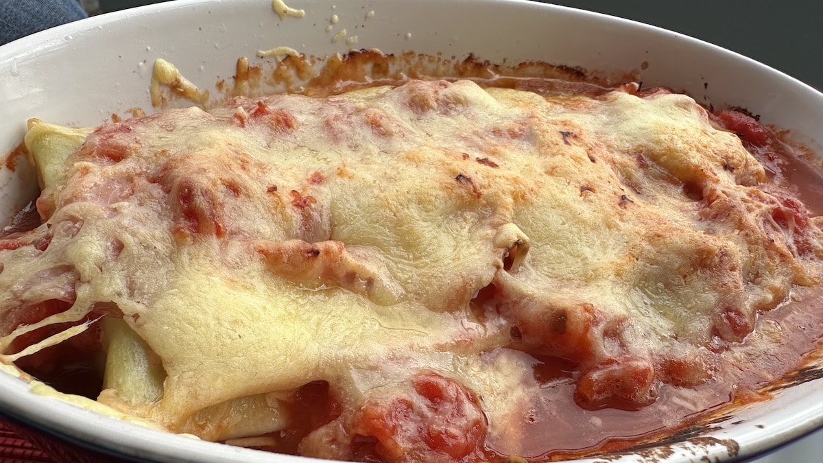Maultaschen in Tomatensoße mit Schinken und Käse überbacken
