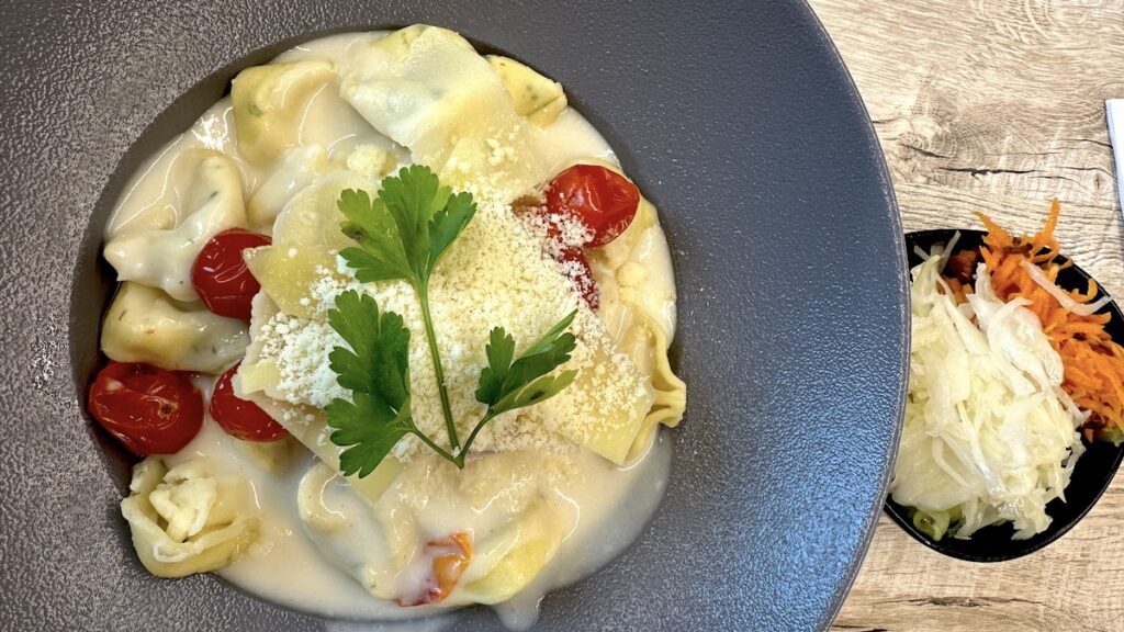 Käse-Tortelloni mit Sahnesauce