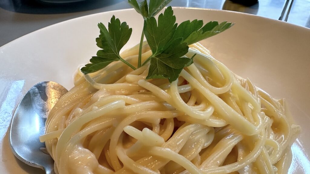Spaghetti aus dem Parmesanlaib als Hauptspeise, für mich ohne Trüffel