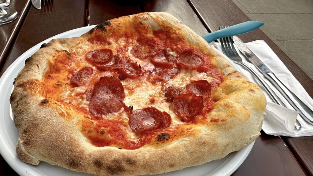 Pizza Calabrotta mit scharfer Salami (und dickem Rand)