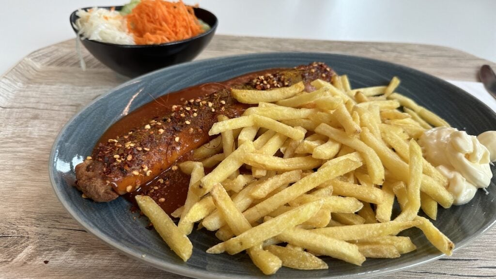 Currywurst mit Pommes im Betriebsrestaurant